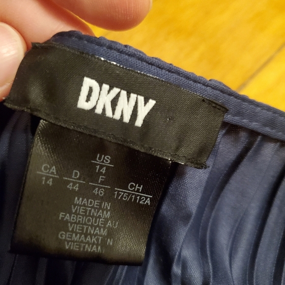 DKNY Women’s Pleated Smocked-Waist V Neck Dress. Dark Blue. Size 14. - Picture 6 of 13